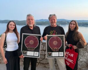Robertu Plantu u Šibeniku uručeno najveće diskografsko priznanje Multiplatinum Award uoči koncertnog niza na Tvrđavi sv. Mihovila